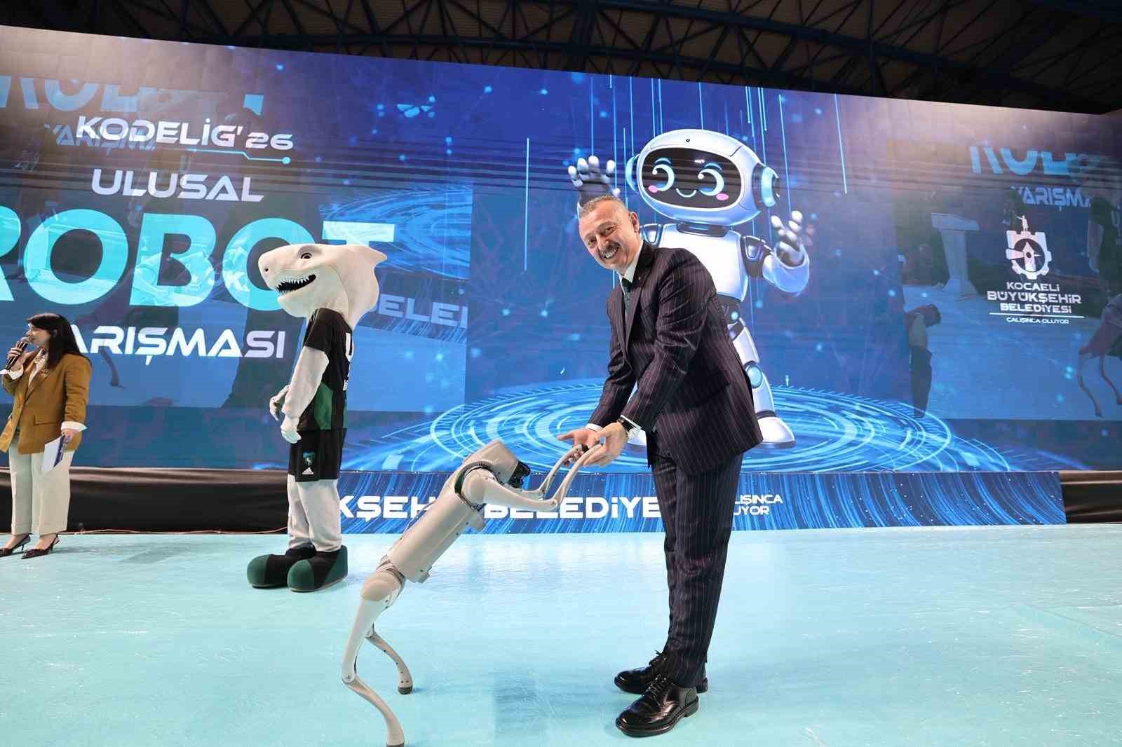 Başkan Büyükakın ve Kocaelisporlu futbolcular "robot futbolu" oynadı

