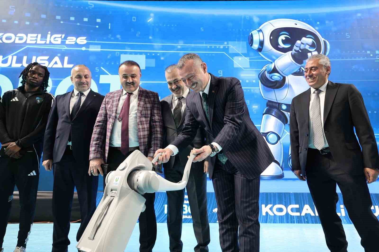 Başkan Büyükakın ve Kocaelisporlu futbolcular "robot futbolu" oynadı
