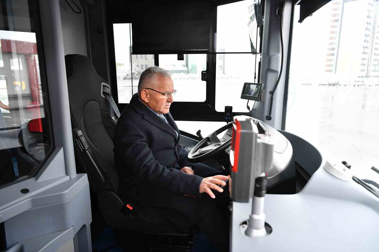Başkan Büyükkılıç, çevreci ve yenilenebilir elektrikli otobüs ile bisikletleri inceledi
