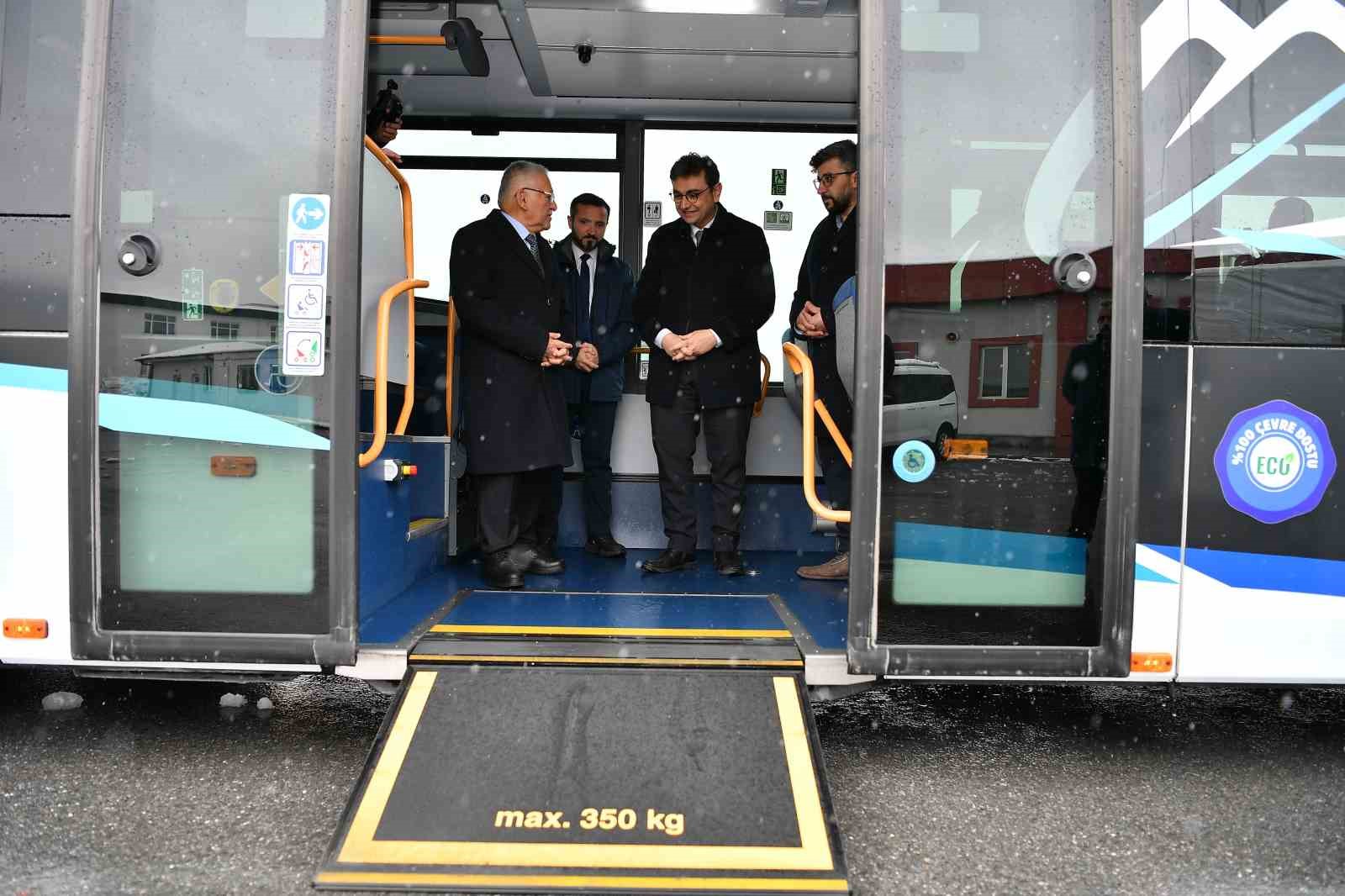 Başkan Büyükkılıç, çevreci ve yenilenebilir elektrikli otobüs ile bisikletleri inceledi
