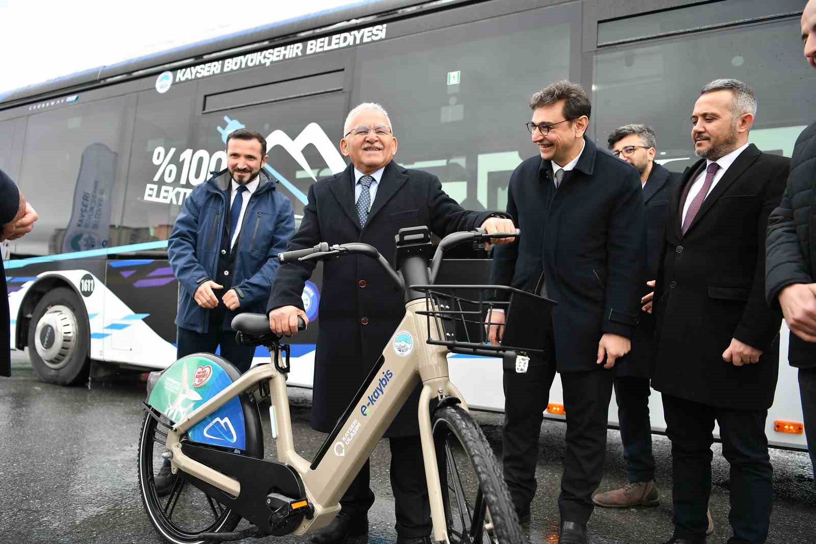 Başkan Büyükkılıç, çevreci ve yenilenebilir elektrikli otobüs ile bisikletleri inceledi
