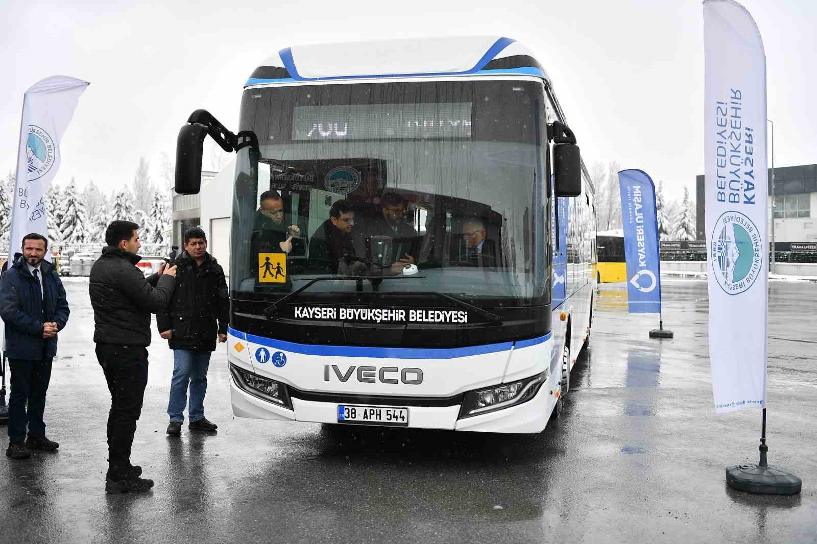 Başkan Büyükkılıç, çevreci ve yenilenebilir elektrikli otobüs ile bisikletleri inceledi
