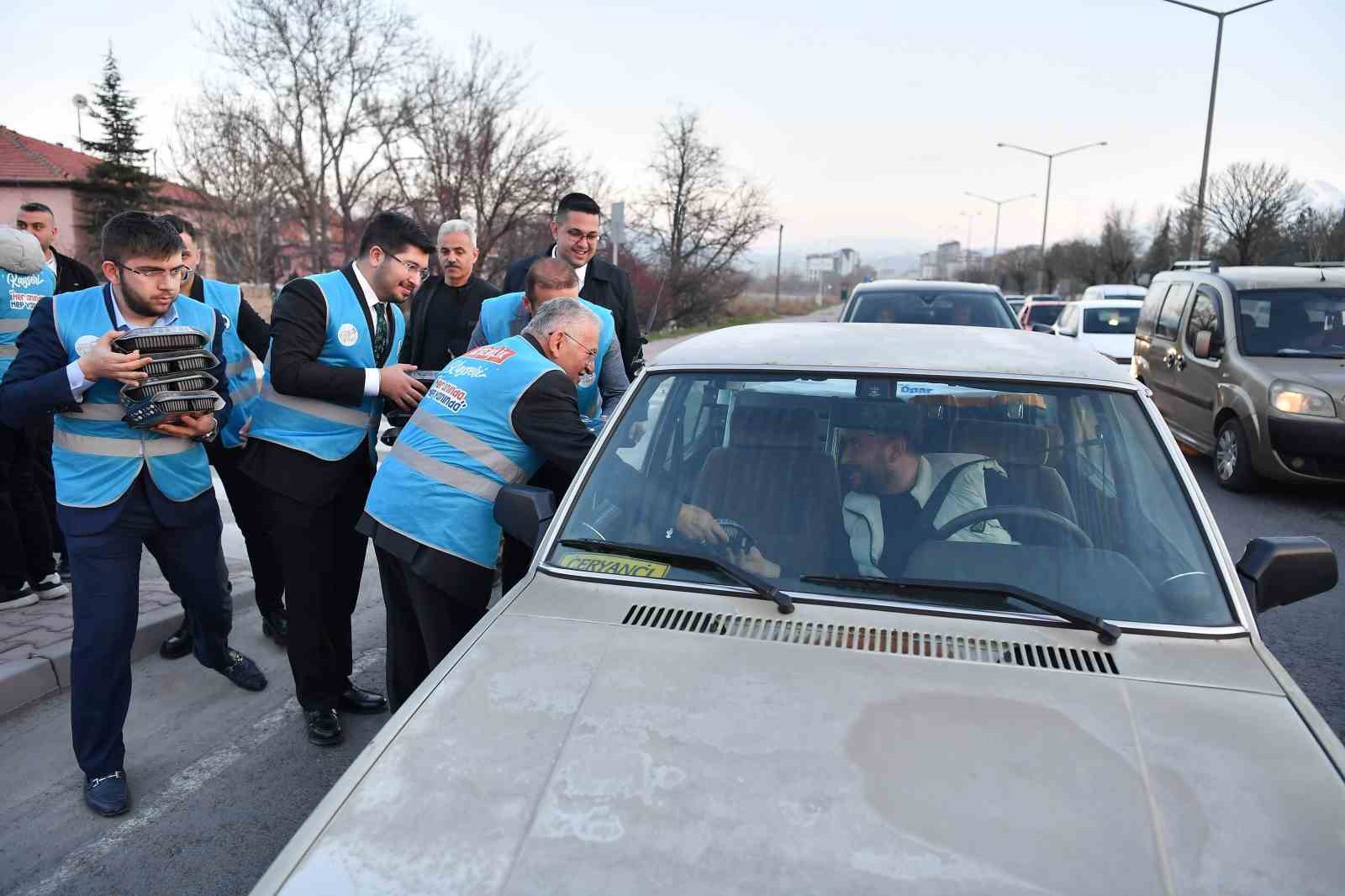 Başkan Büyükkılıç, Cumhurbaşkanı ile bayramlaştı, ’iftara 5 kala’ programına ve huzurevi gönül sofrasına katıldı
