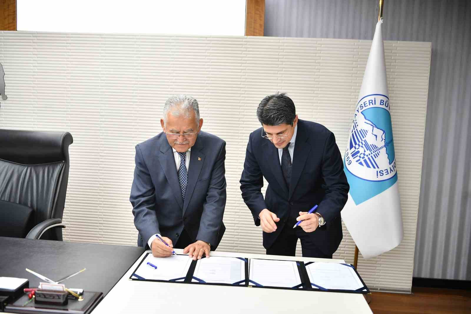 Başkan Büyükkılıç, Erciyes’te Türkiye’nin en uzun ve en iddialı dağ kızağı tesisi için imzayı attı
Başkan Büyükkılıç, Erciyes’te Türkiye’nin en uzun ve en iddialı dağ kızağı tesisi için imzayı attı