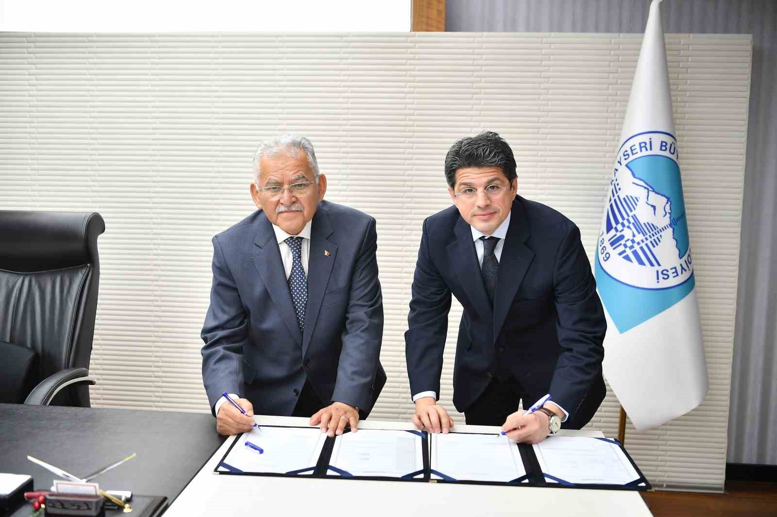 Başkan Büyükkılıç, Erciyes’te Türkiye’nin en uzun ve en iddialı dağ kızağı tesisi için imzayı attı
Başkan Büyükkılıç, Erciyes’te Türkiye’nin en uzun ve en iddialı dağ kızağı tesisi için imzayı attı