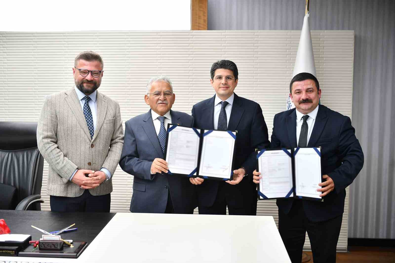 Başkan Büyükkılıç, Erciyes’te Türkiye’nin en uzun ve en iddialı dağ kızağı tesisi için imzayı attı
Başkan Büyükkılıç, Erciyes’te Türkiye’nin en uzun ve en iddialı dağ kızağı tesisi için imzayı attı