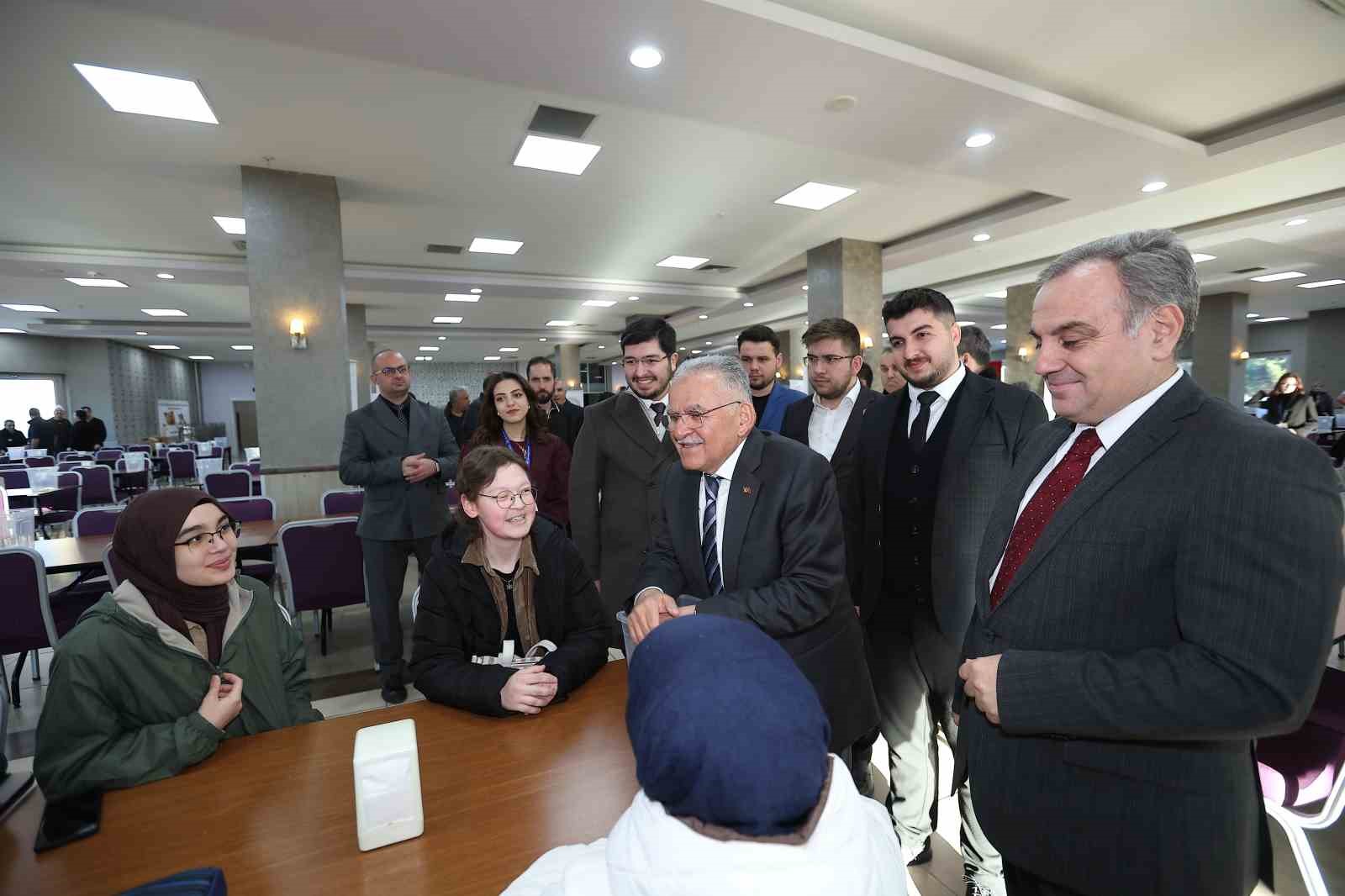 Başkan Büyükkılıç, ERÜ öğrencileri ile iftar bereketini paylaştı
