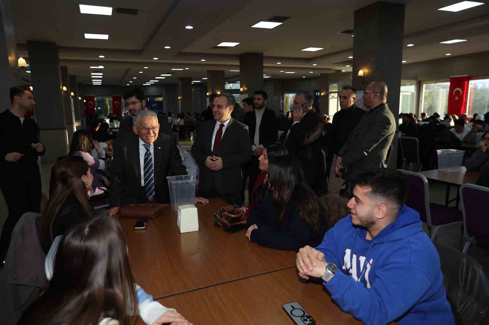 Başkan Büyükkılıç, ERÜ öğrencileri ile iftar bereketini paylaştı
