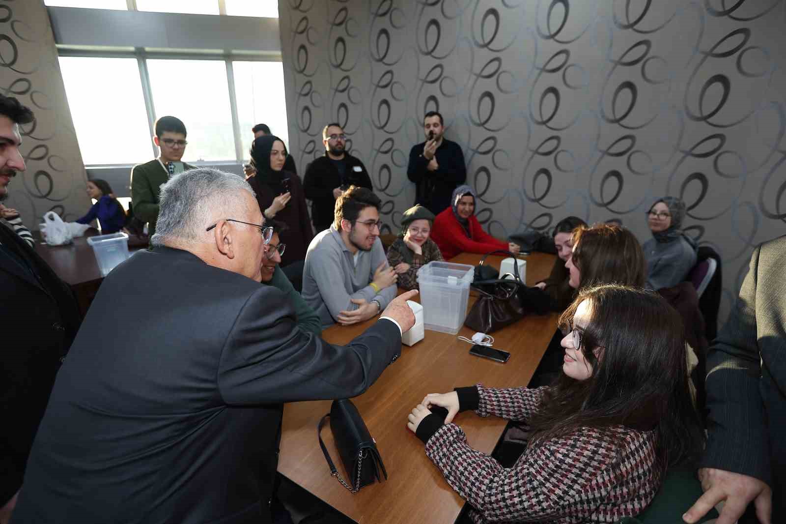 Başkan Büyükkılıç, ERÜ öğrencileri ile iftar bereketini paylaştı
