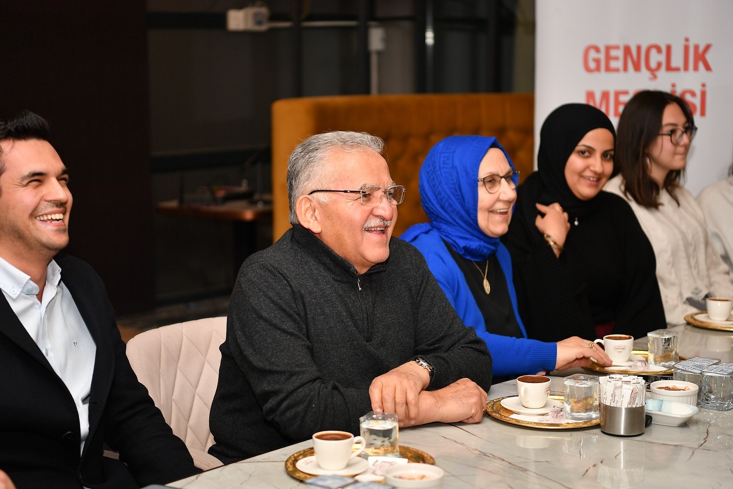 Başkan Büyükkılıç, gençlerle çay kahve eşliğinde sohbet etti
Başkan Büyükkılıç, gençlerle çay kahve eşliğinde sohbet etti