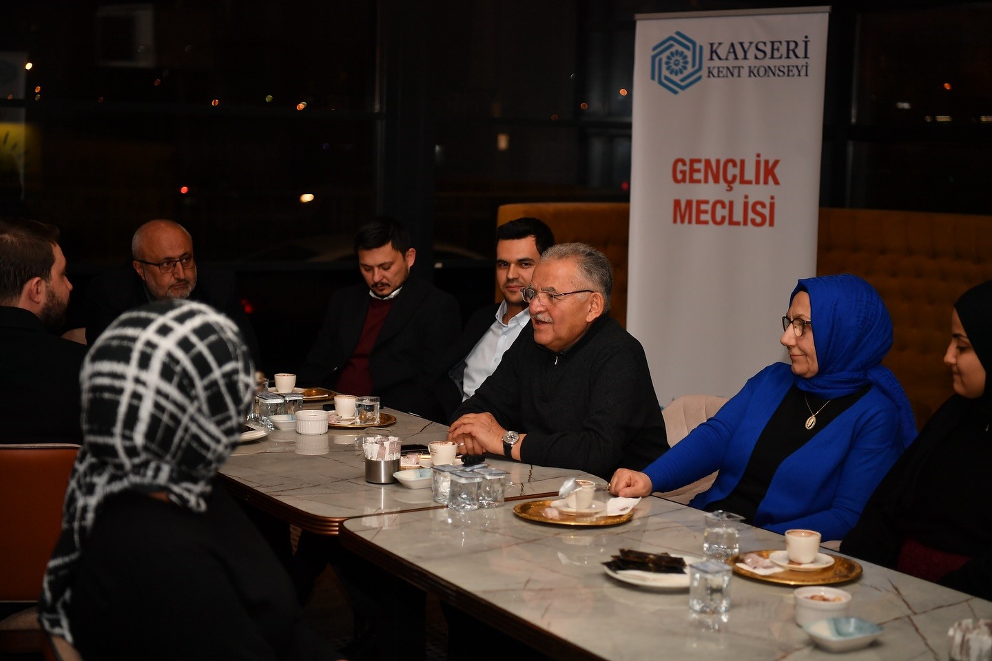 Başkan Büyükkılıç, gençlerle çay kahve eşliğinde sohbet etti
Başkan Büyükkılıç, gençlerle çay kahve eşliğinde sohbet etti