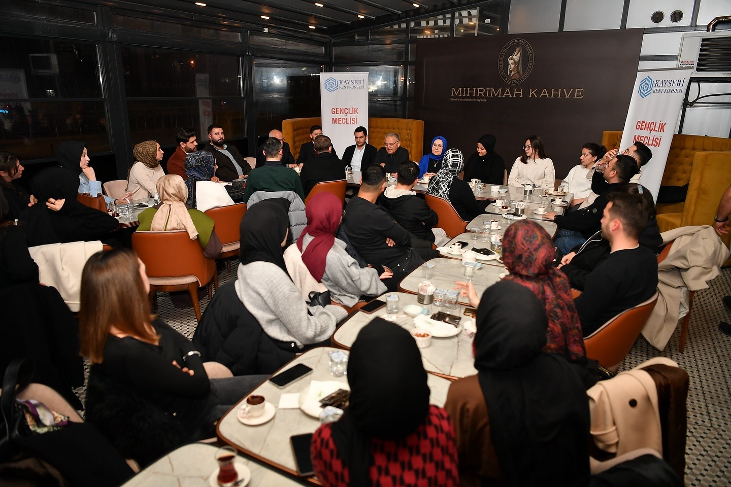 Başkan Büyükkılıç, gençlerle çay kahve eşliğinde sohbet etti
Başkan Büyükkılıç, gençlerle çay kahve eşliğinde sohbet etti