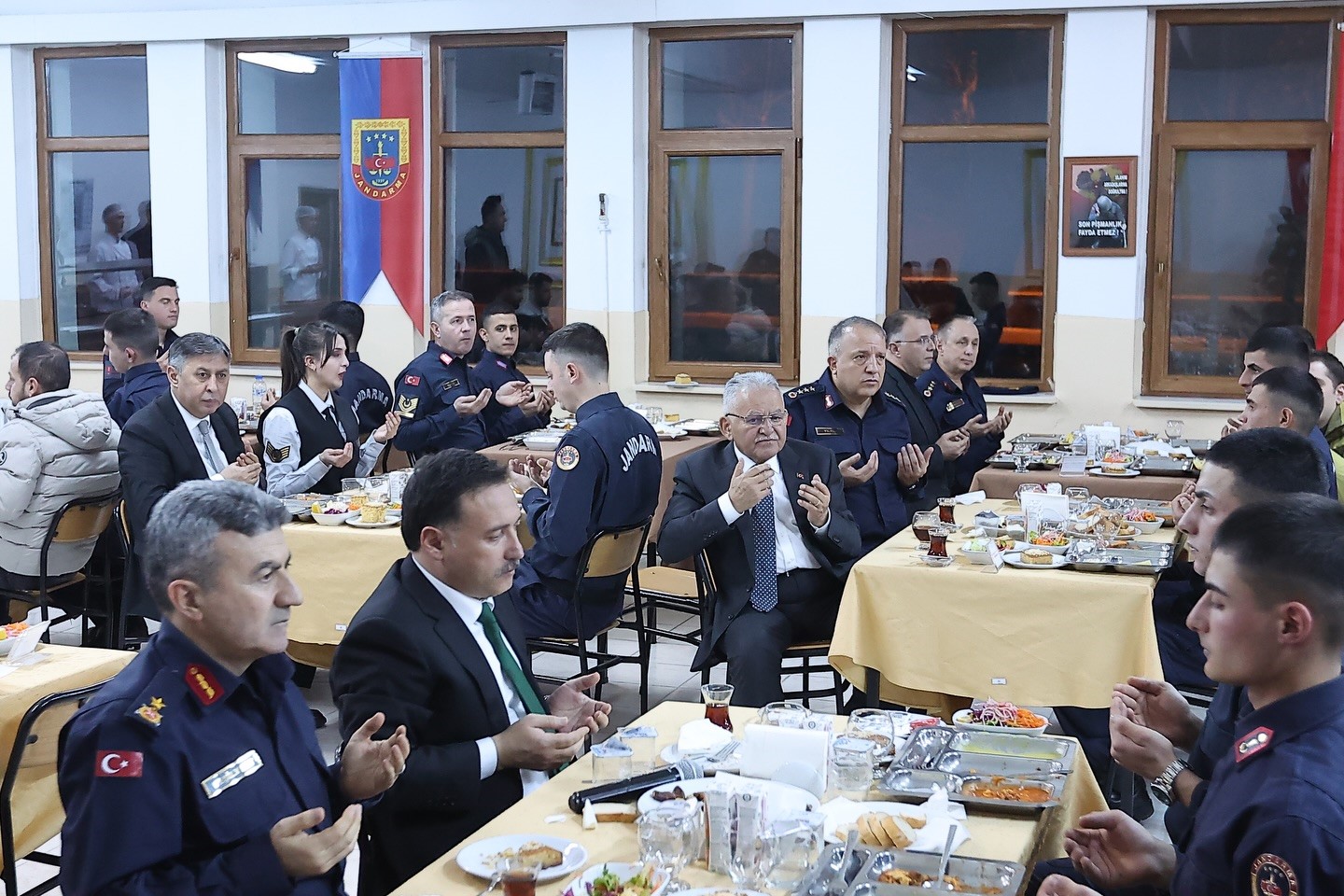 Başkan Büyükkılıç, kahraman jandarmalarla iftar sofrasında buluştu
