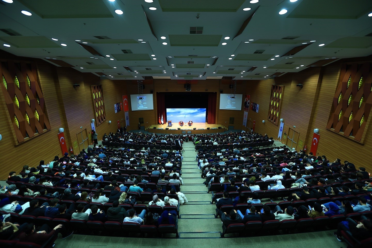 Başkan Büyükkılıç, Kayseri Üniversitesi’nde gençlerle buluştu
