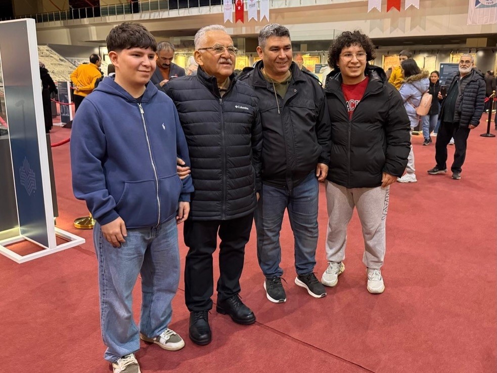 Başkan Büyükkılıç, Kutsal Emanetler Sergisi’nde Kayserililerle bir araya geldi
