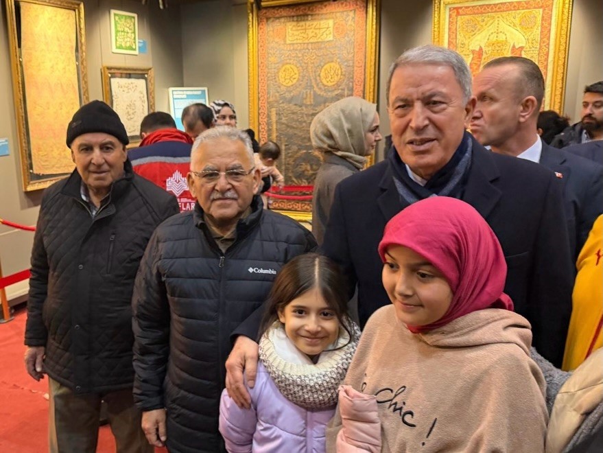 Başkan Büyükkılıç, Kutsal Emanetler Sergisi’nde Kayserililerle bir araya geldi
