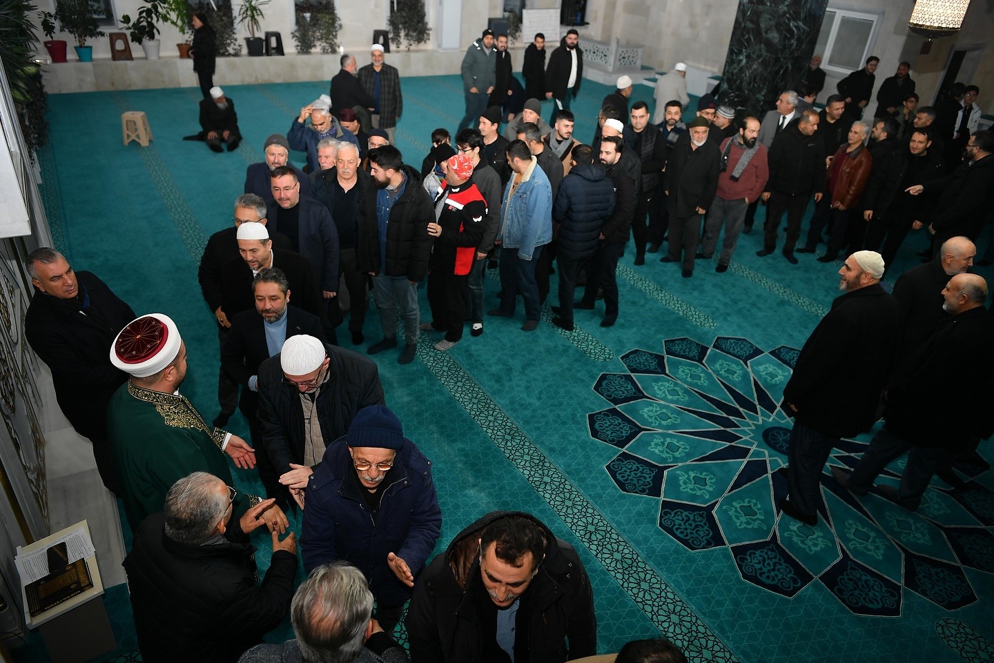 Başkan Büyükkılıç, sabah namazında vatandaşlarla buluştu
Başkan Büyükkılıç, sabah namazında vatandaşlarla buluştu