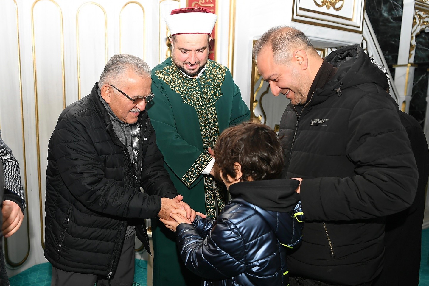 Başkan Büyükkılıç, sabah namazında vatandaşlarla buluştu
Başkan Büyükkılıç, sabah namazında vatandaşlarla buluştu