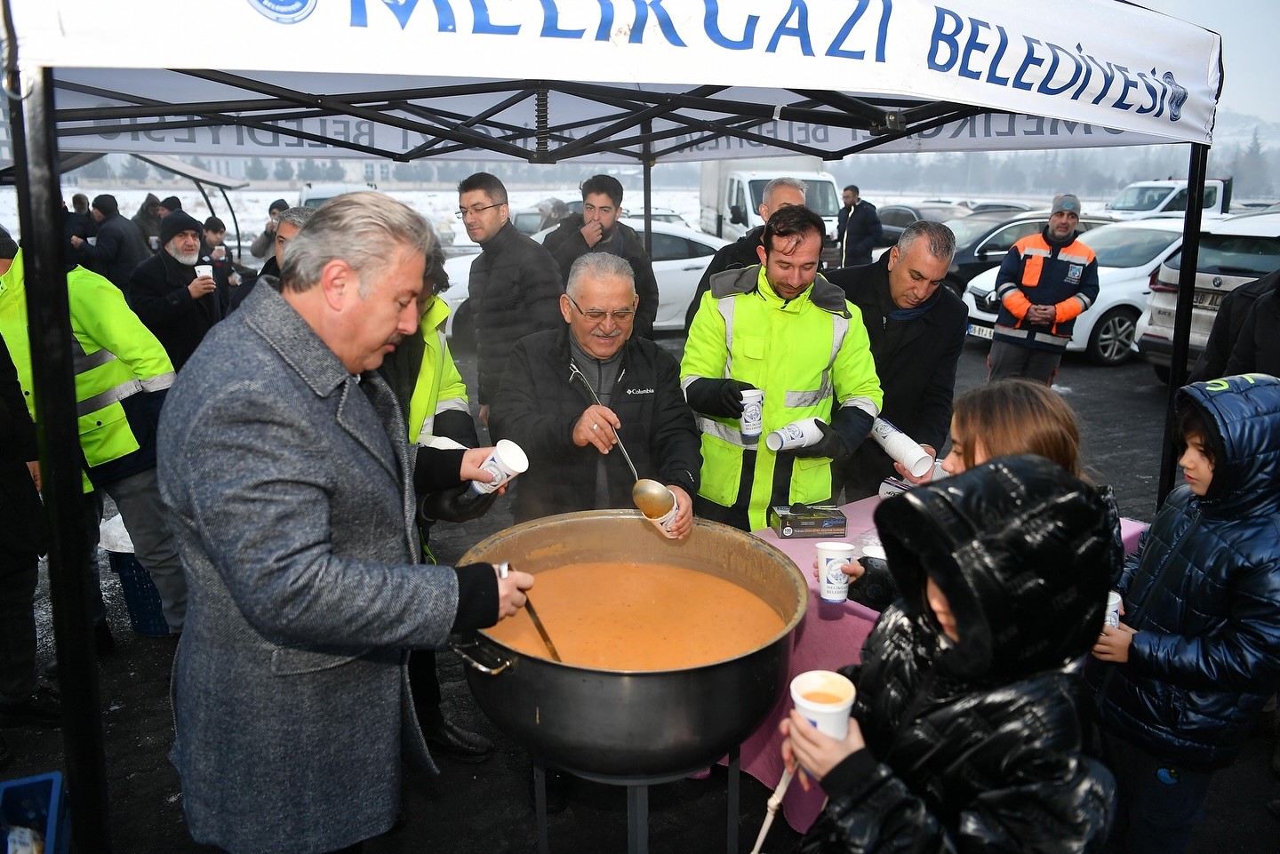 Başkan Büyükkılıç, sabah namazında vatandaşlarla buluştu
Başkan Büyükkılıç, sabah namazında vatandaşlarla buluştu
