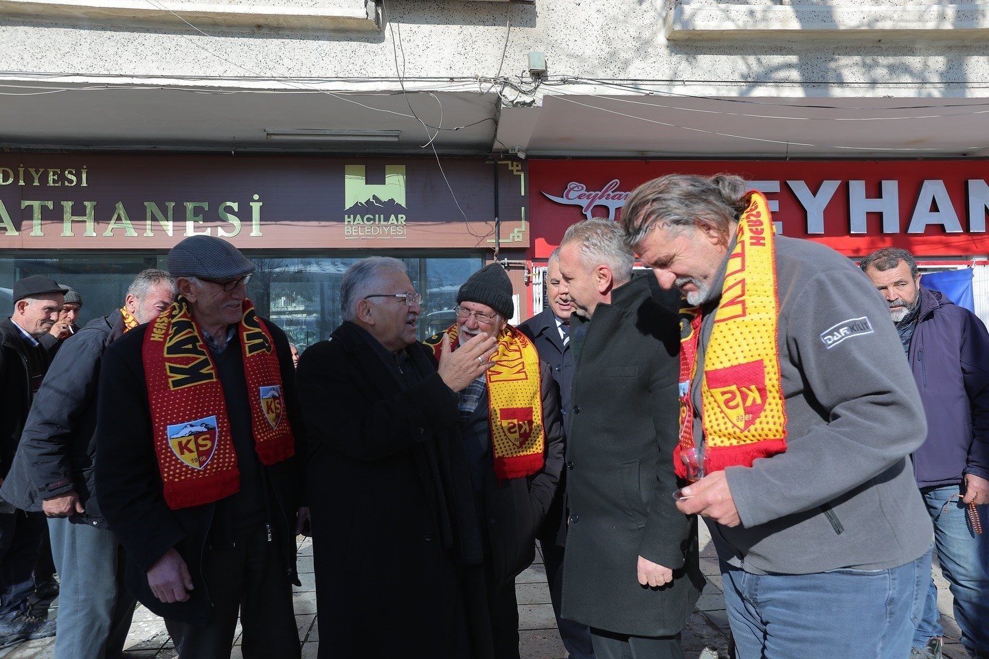 Başkan Büyükkılıç’tan Hacılar’da gönüllere dokunan ziyaret

