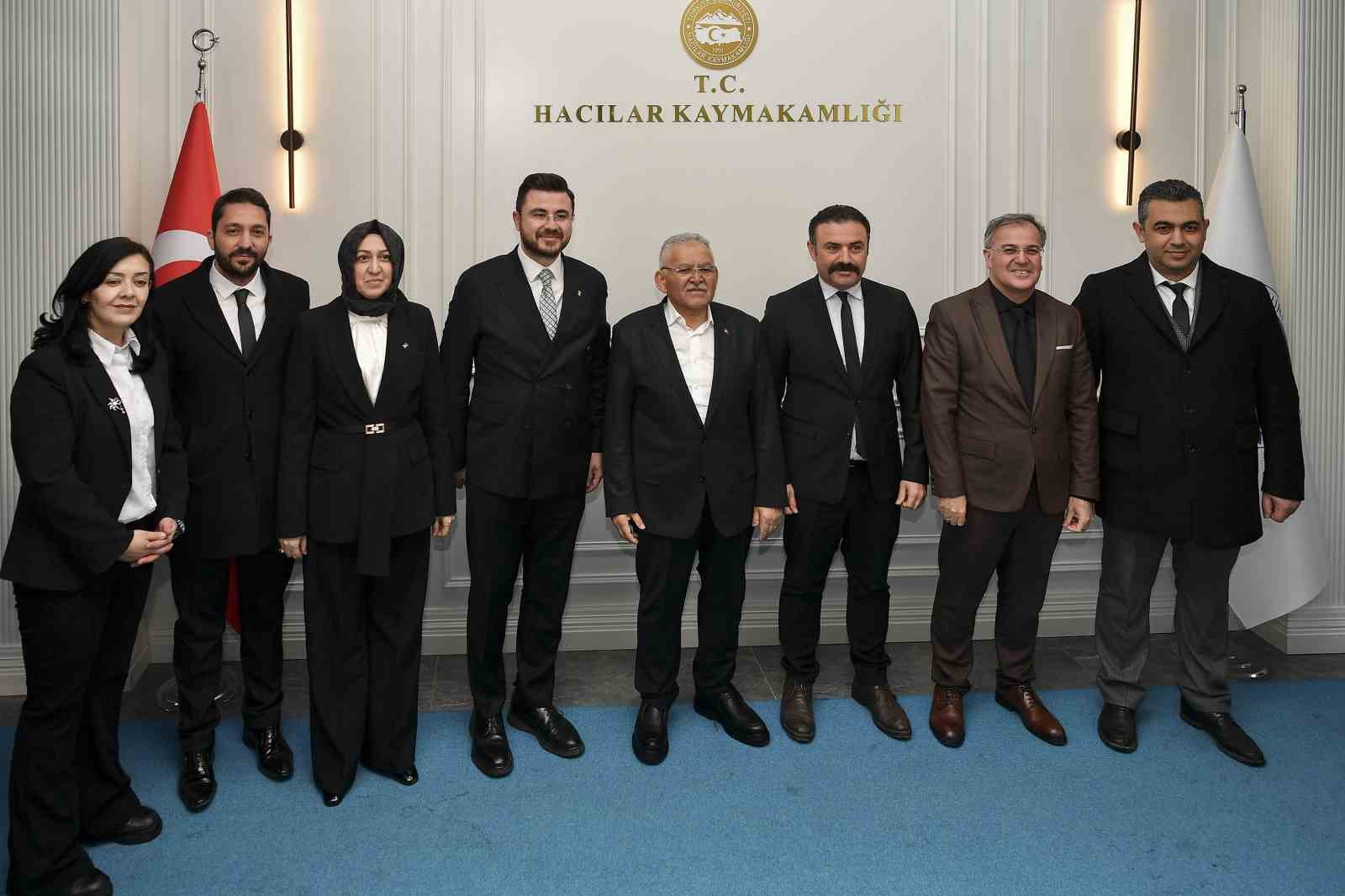 Başkan Büyükkılıç’tan Hacılar’da Ramazan’ı Şerif ziyaretleri
Başkan Büyükkılıç’tan Hacılar’da Ramazan’ı Şerif ziyaretleri