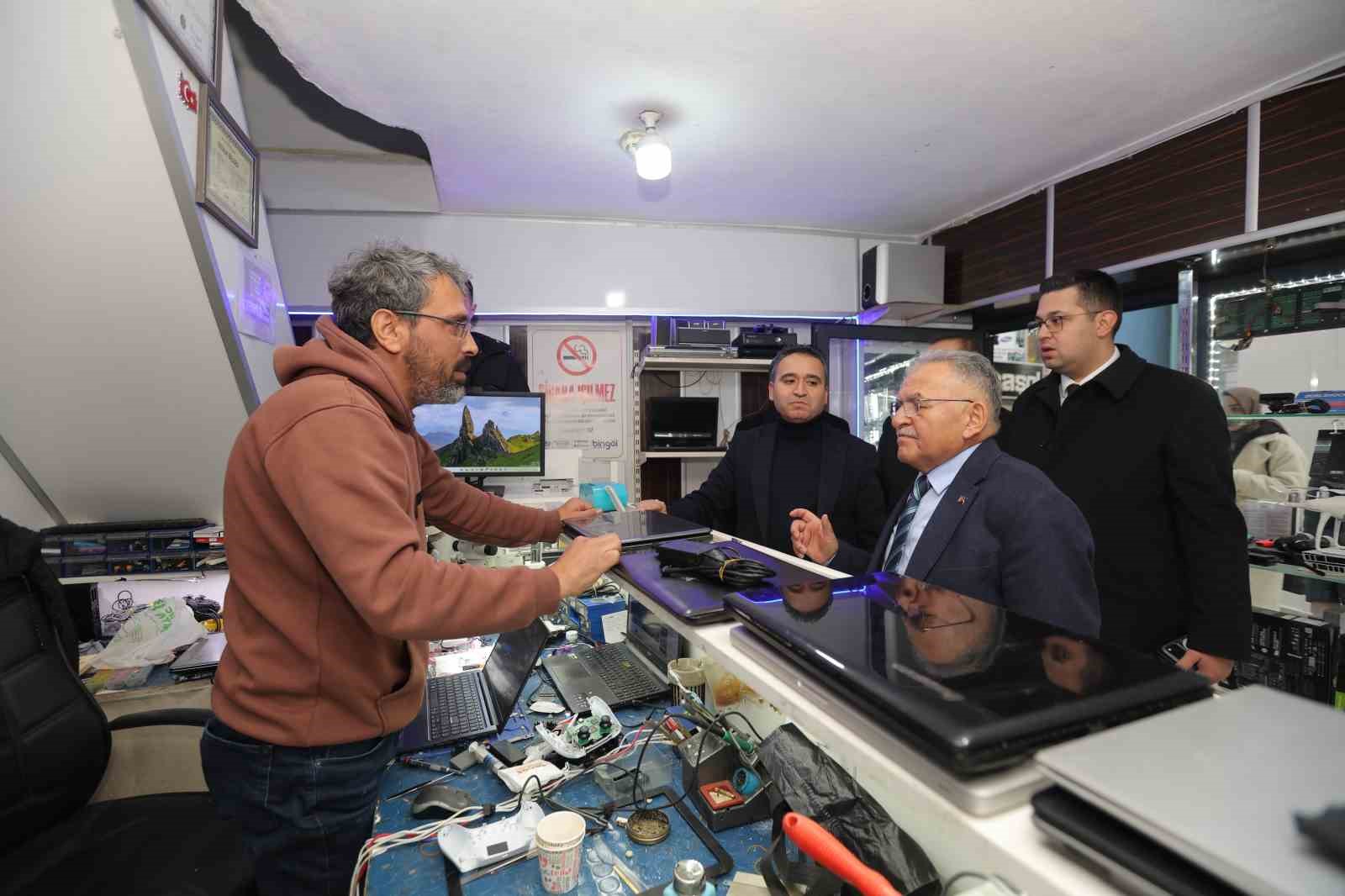 Başkan Büyükkılıç’tan Hunat Çarşısı esnafı ve vatandaşlarla samimi buluşma
