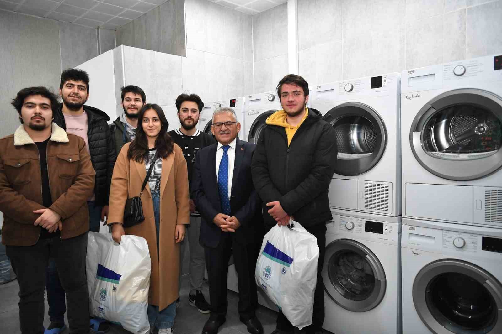 Başkan Büyükkılıç’tan öğrencilere anlamlı destek: Büyükşehir 11 bin öğrencinin çamaşırını ücretsiz yıkadı
