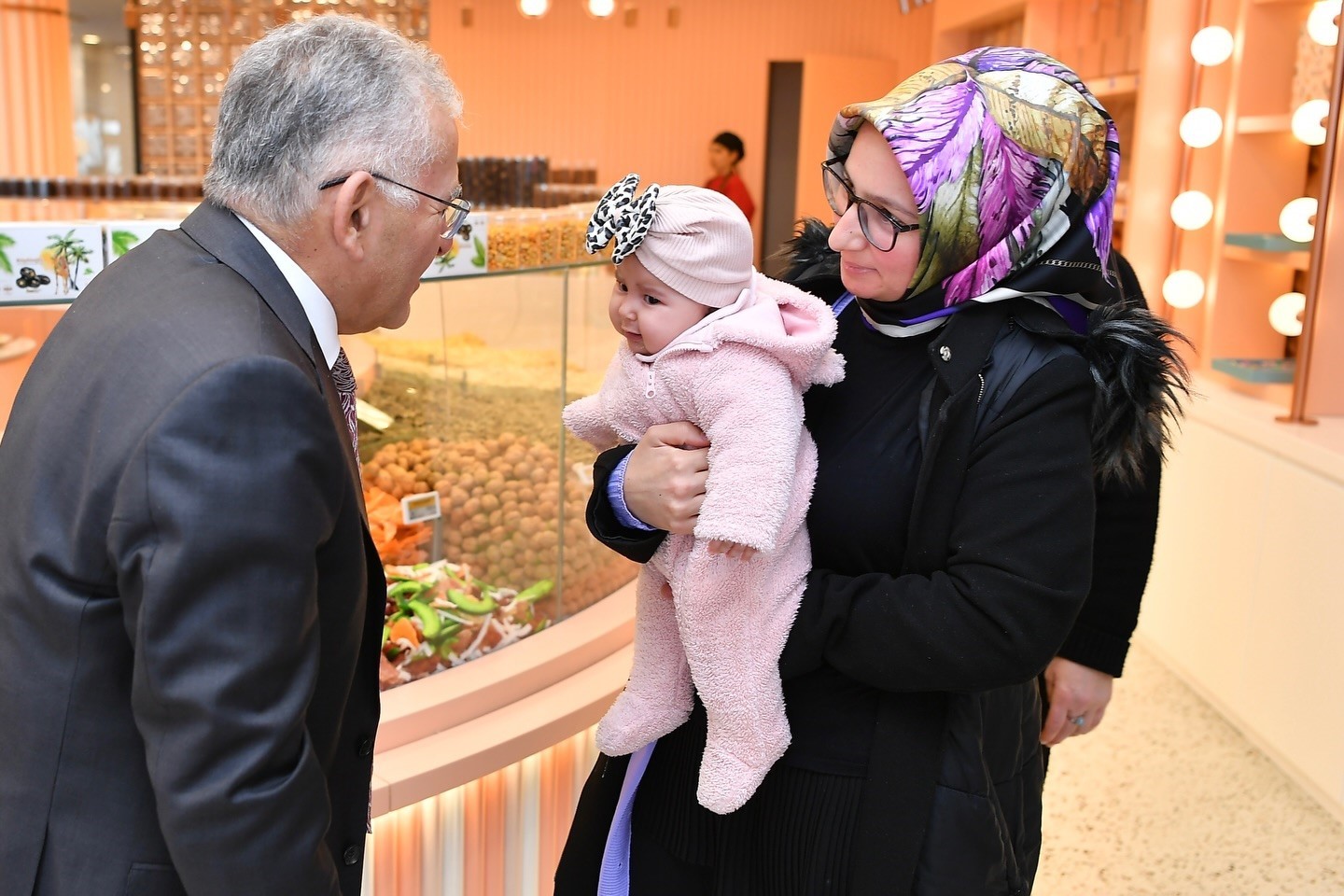 Başkan Büyükkılıç’tan Ramazan’a esnaf ve vatandaşla gönül köprüsü
Başkan Büyükkılıç’tan Ramazan’a esnaf ve vatandaşla gönül köprüsü