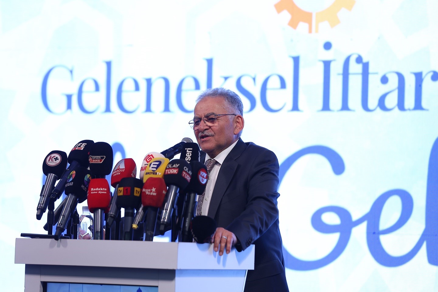 Başkan Büyükkılıç’tan sanayicilere güçlü mesaj: Birlikte üreten Kayseri
Başkan Büyükkılıç’tan sanayicilere güçlü mesaj: Birlikte üreten Kayseri