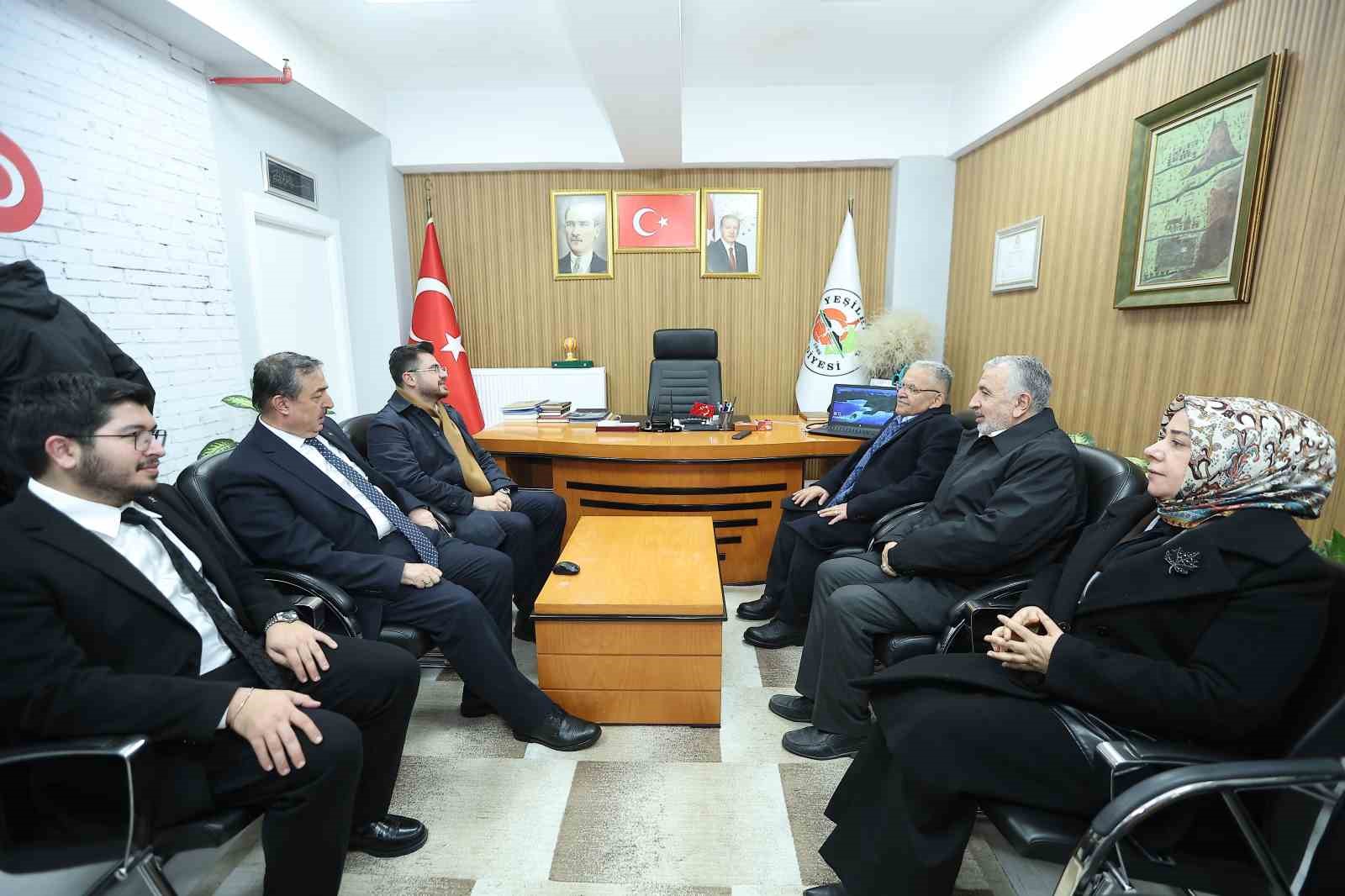 Başkan Büyükkılıç’tan Yahyalı ve Yeşilhisar’a Ramazan ayı ziyaretleri
Başkan Büyükkılıç’tan Yahyalı ve Yeşilhisar’a Ramazan ayı ziyaretleri