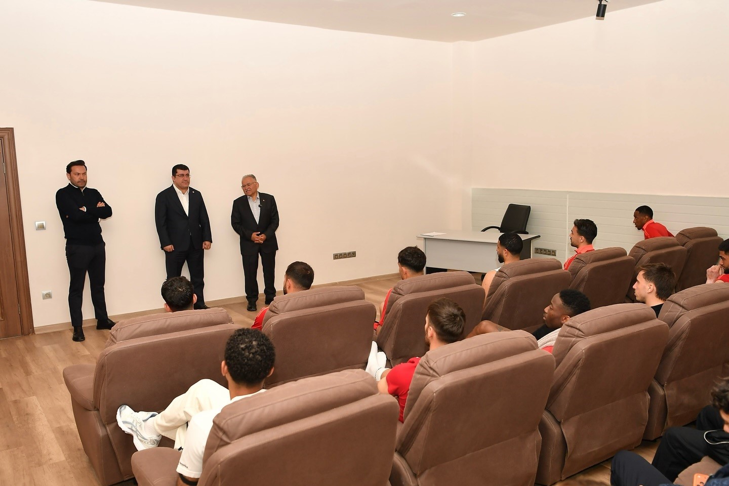 Başkan Büyükkılıç’tan zorlu maç öncesi Kayserispor’a ‘moral’ ziyareti
