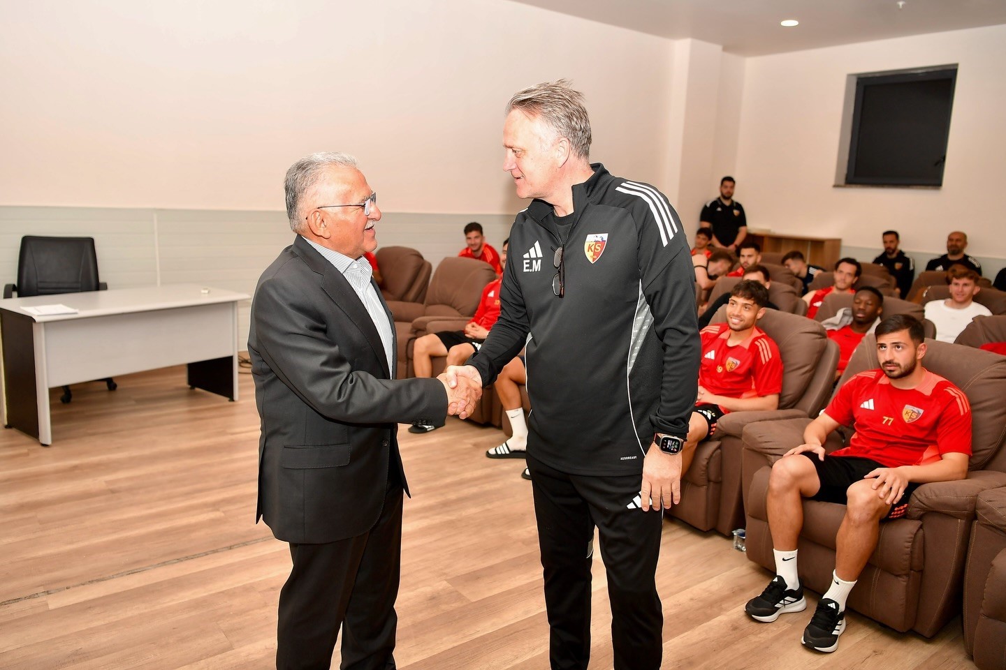 Başkan Büyükkılıç’tan zorlu maç öncesi Kayserispor’a ‘moral’ ziyareti
