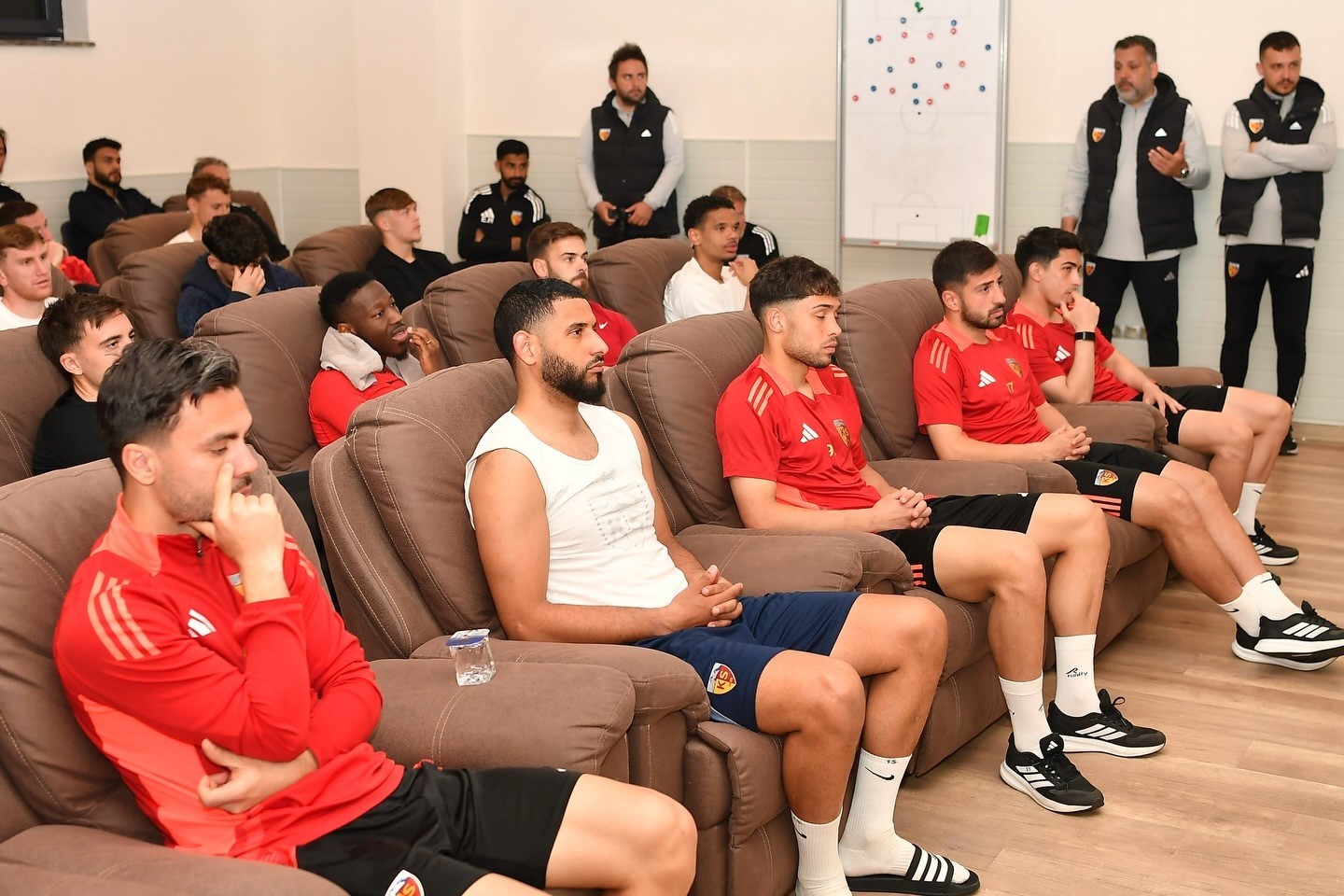 Başkan Büyükkılıç’tan zorlu maç öncesi Kayserispor’a ‘moral’ ziyareti
