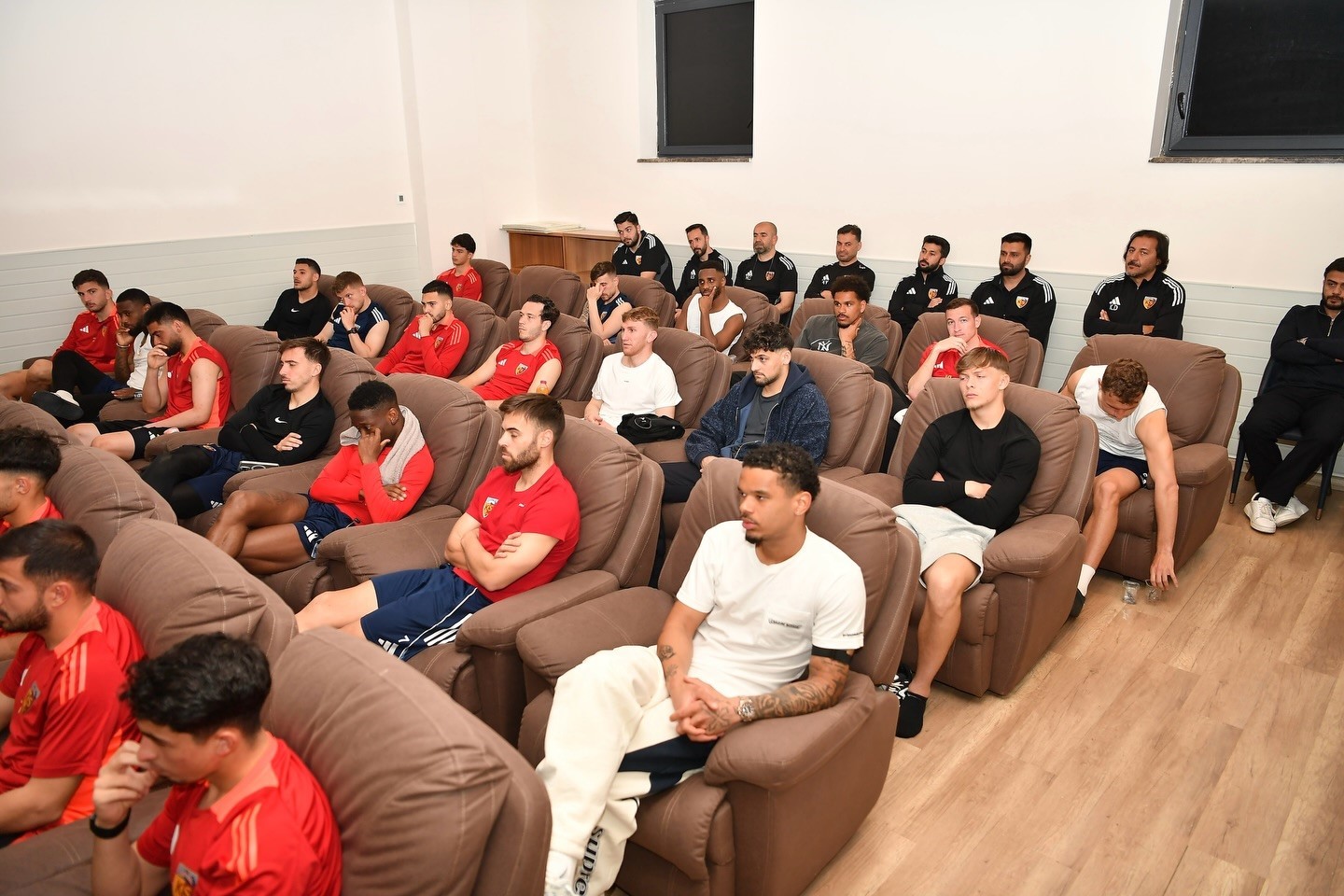 Başkan Büyükkılıç’tan zorlu maç öncesi Kayserispor’a ‘moral’ ziyareti
