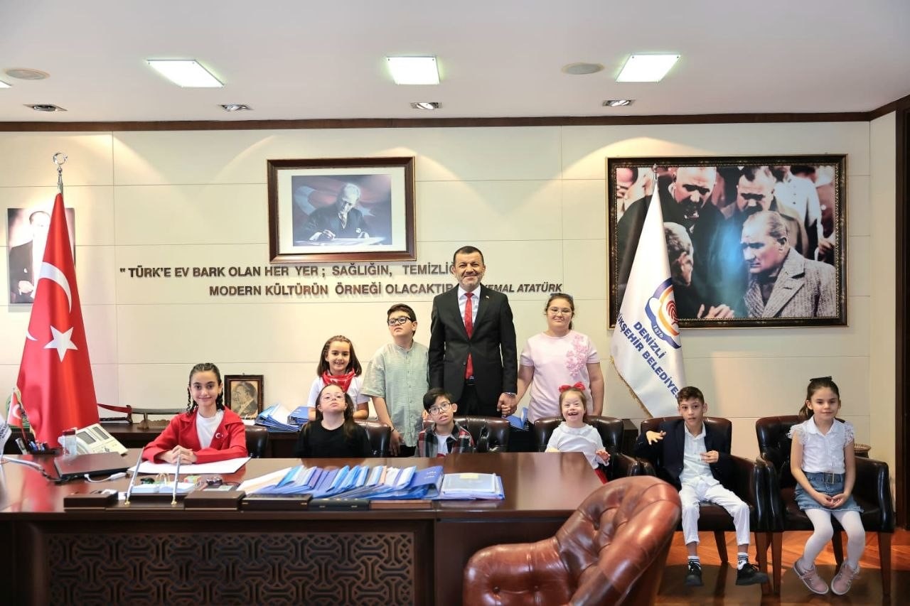 Başkan Çavuşoğlu koltuğunu çocuklara devretti
