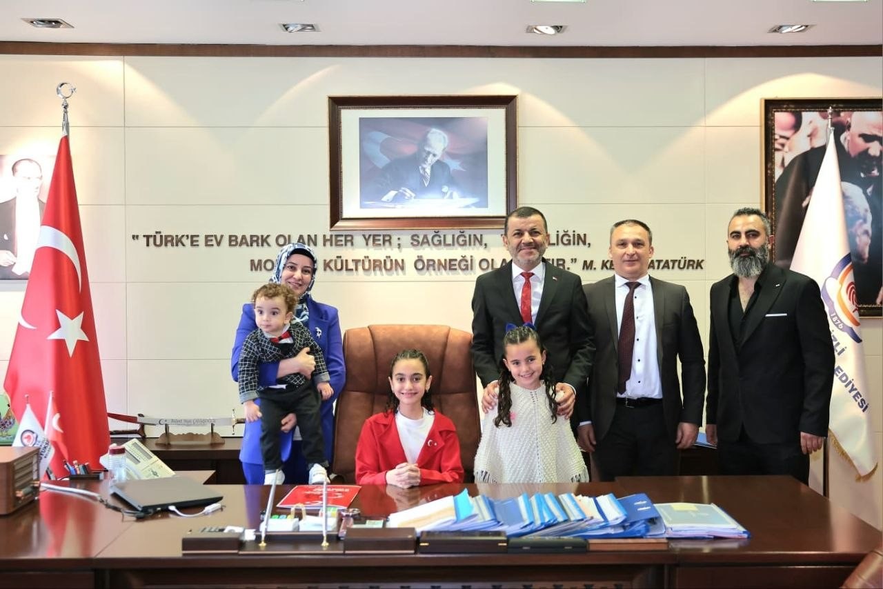 Başkan Çavuşoğlu koltuğunu çocuklara devretti
