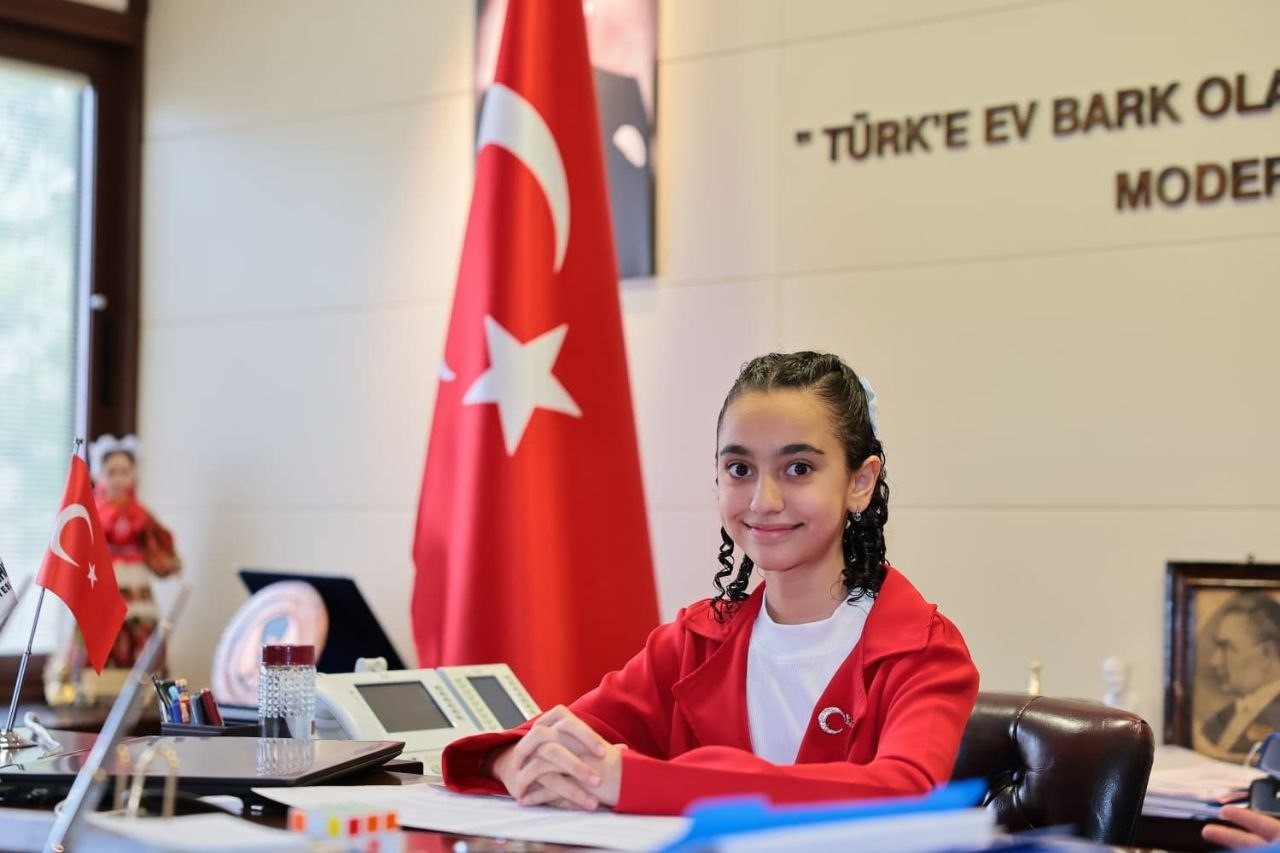 Başkan Çavuşoğlu koltuğunu çocuklara devretti
