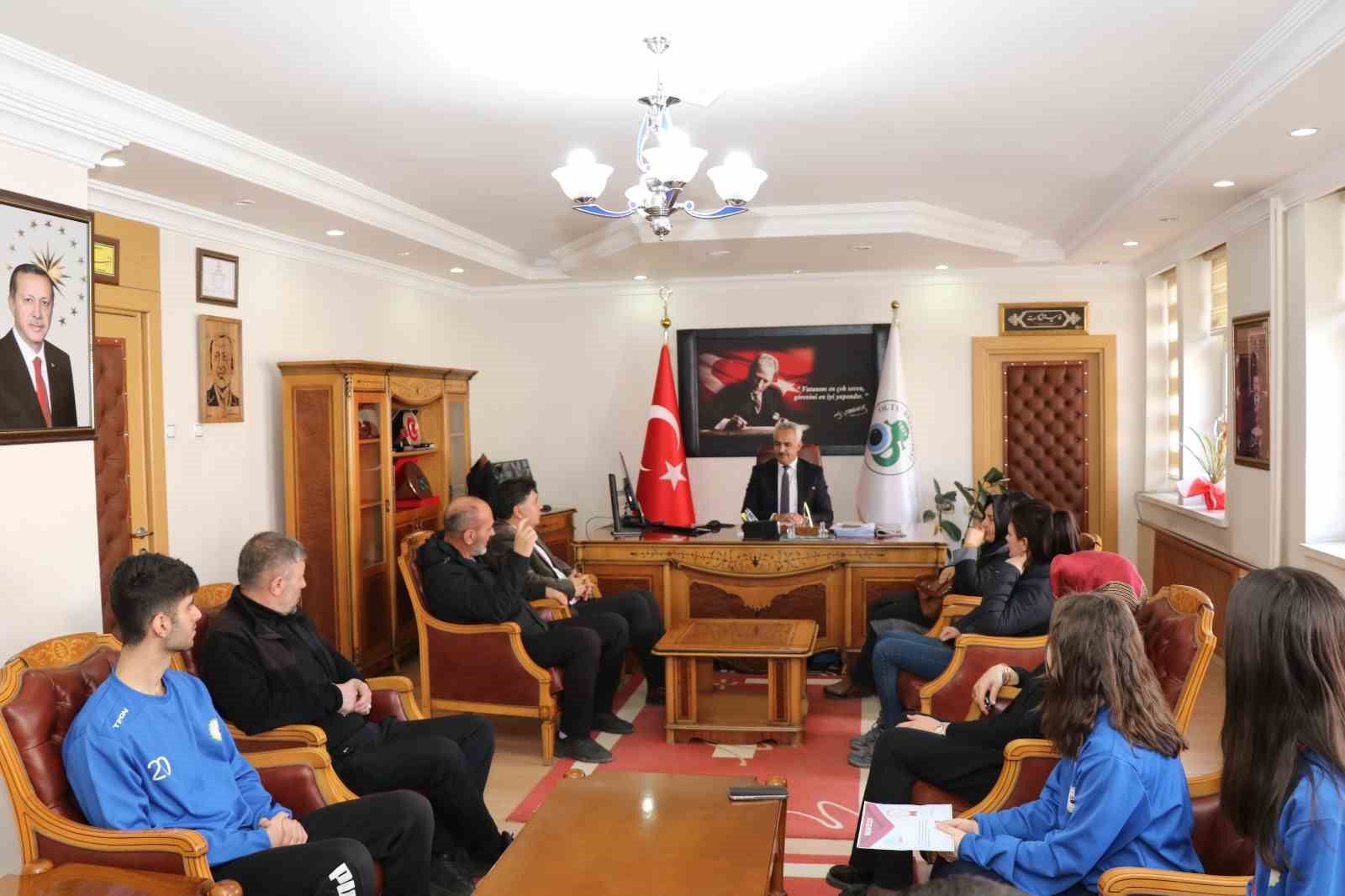 Başkan Çelebi bölge birincisi floor curling takımını kabul etti
