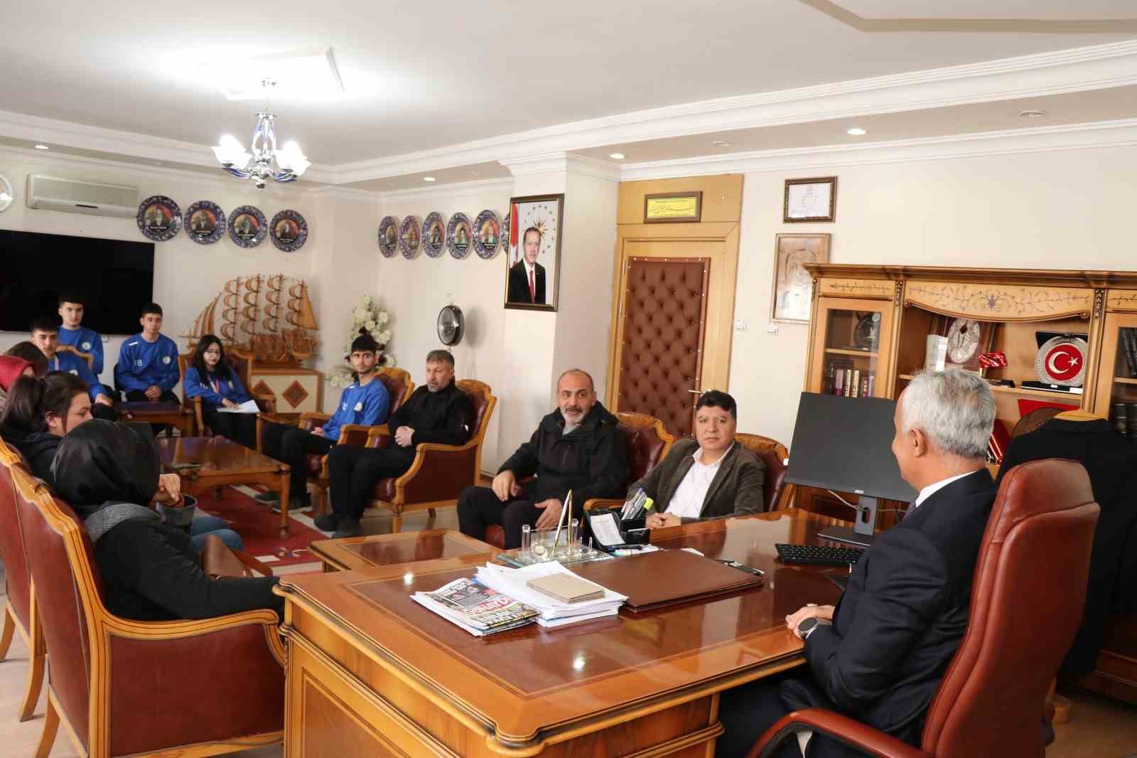 Başkan Çelebi bölge birincisi floor curling takımını kabul etti
