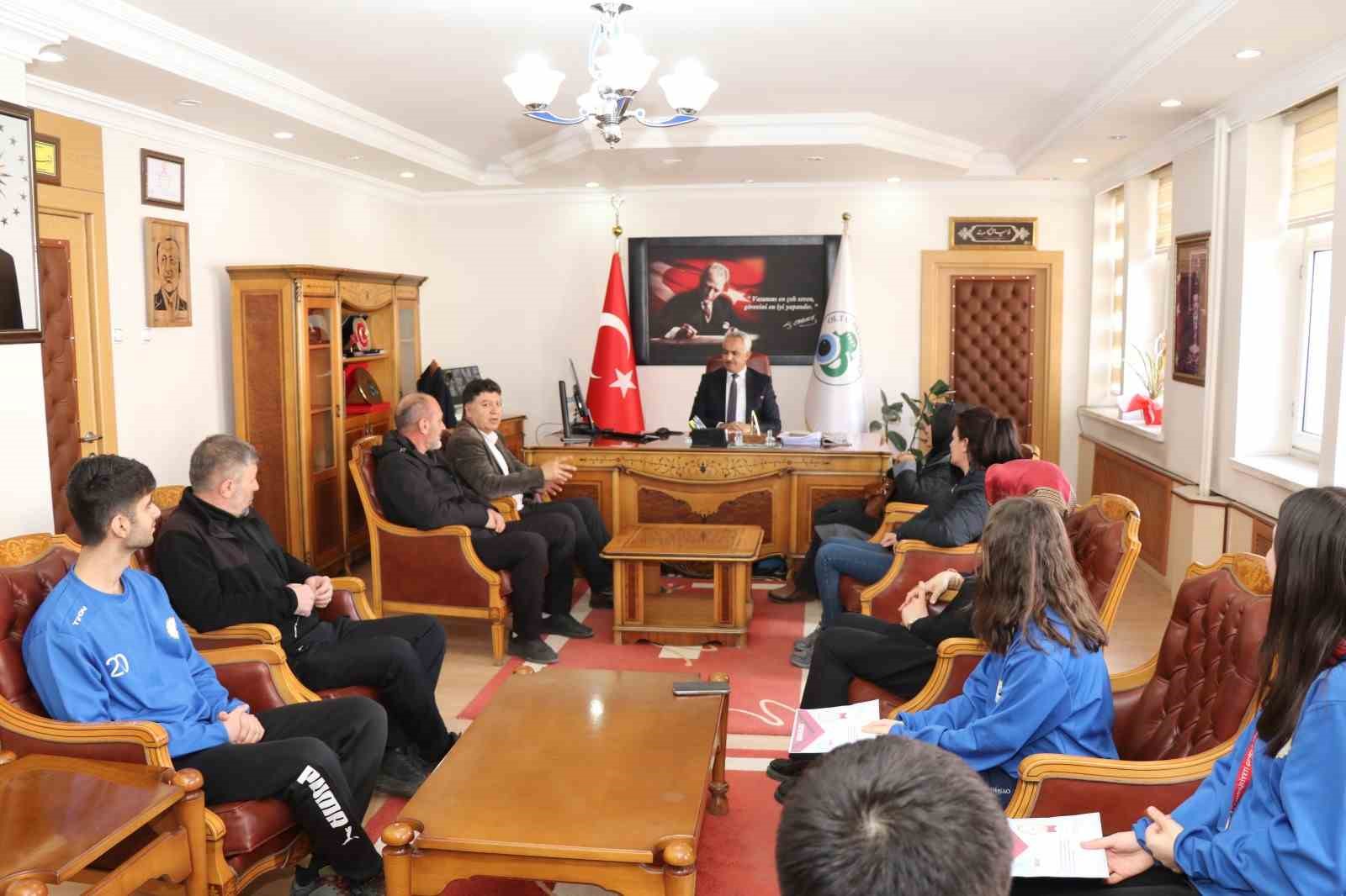 Başkan Çelebi bölge birincisi floor curling takımını kabul etti
