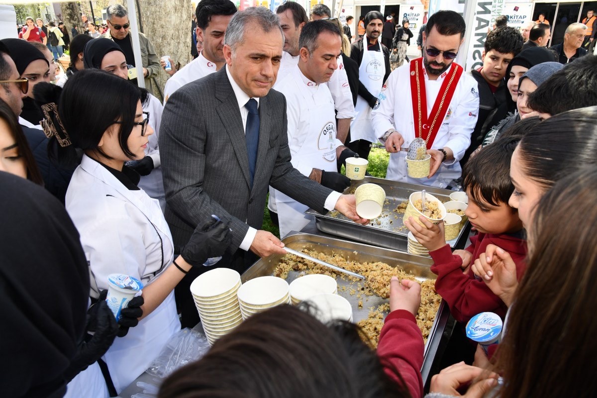 Başkan Çenet: "Osmaniye, edebiyatçılarıyla da mümbit bir coğrafya"
Başkan Çenet: "Osmaniye, edebiyatçılarıyla da mümbit bir coğrafya"