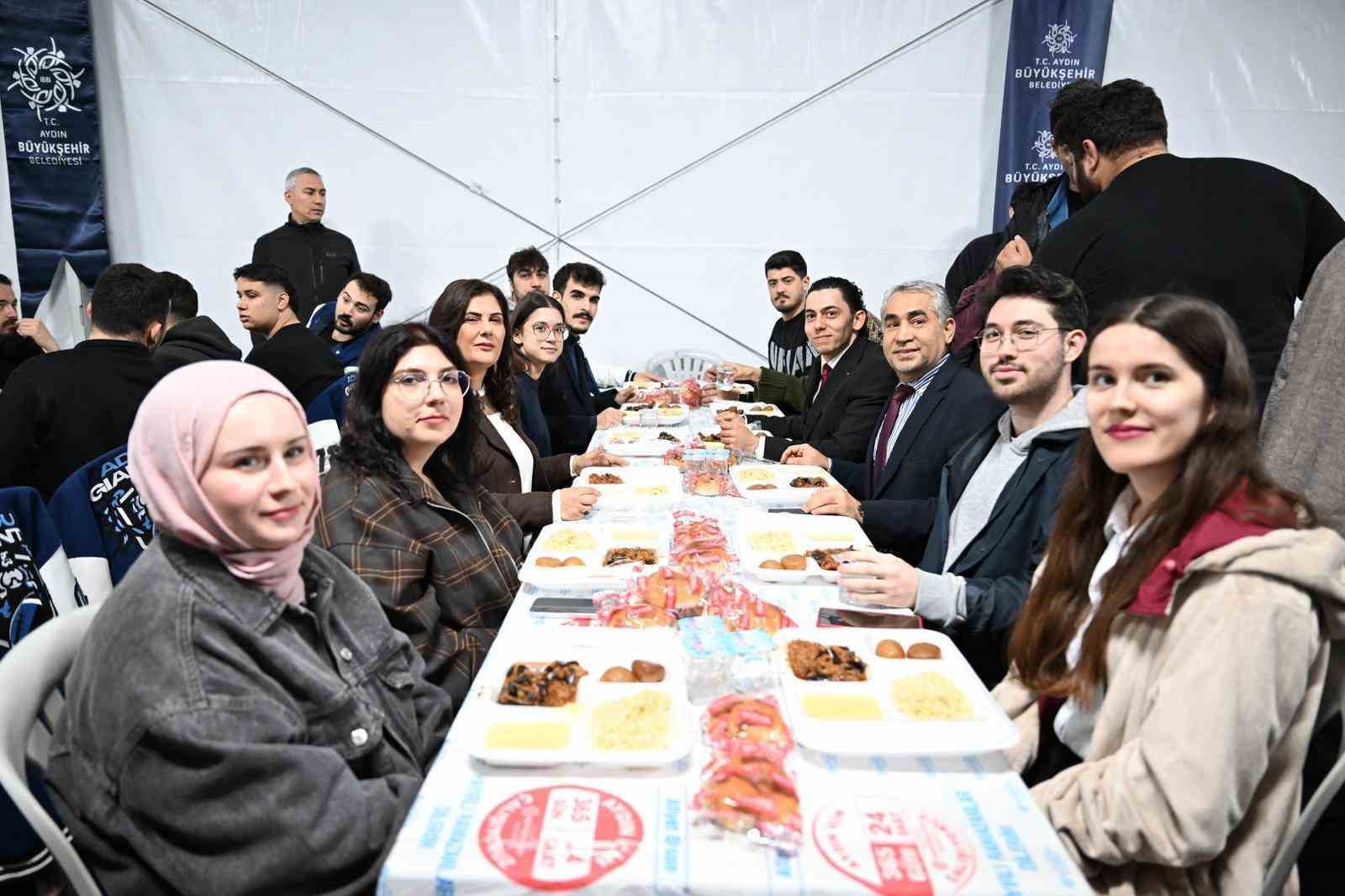 Başkan Çerçioğlu, ADÜ öğrencileri ile iftarda bir araya geldi
