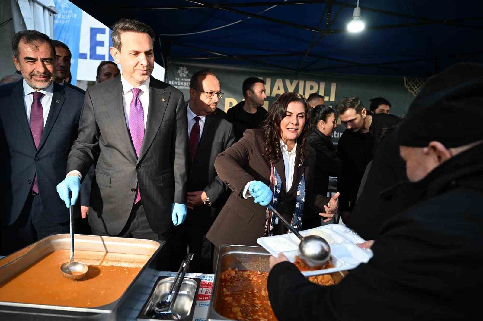 Başkan Çerçioğlu, Bakan Bayraktar ile birlikte iftarda vatandaşlarla bir araya geldi
Başkan Çerçioğlu, Bakan Bayraktar ile birlikte iftarda vatandaşlarla bir araya geldi