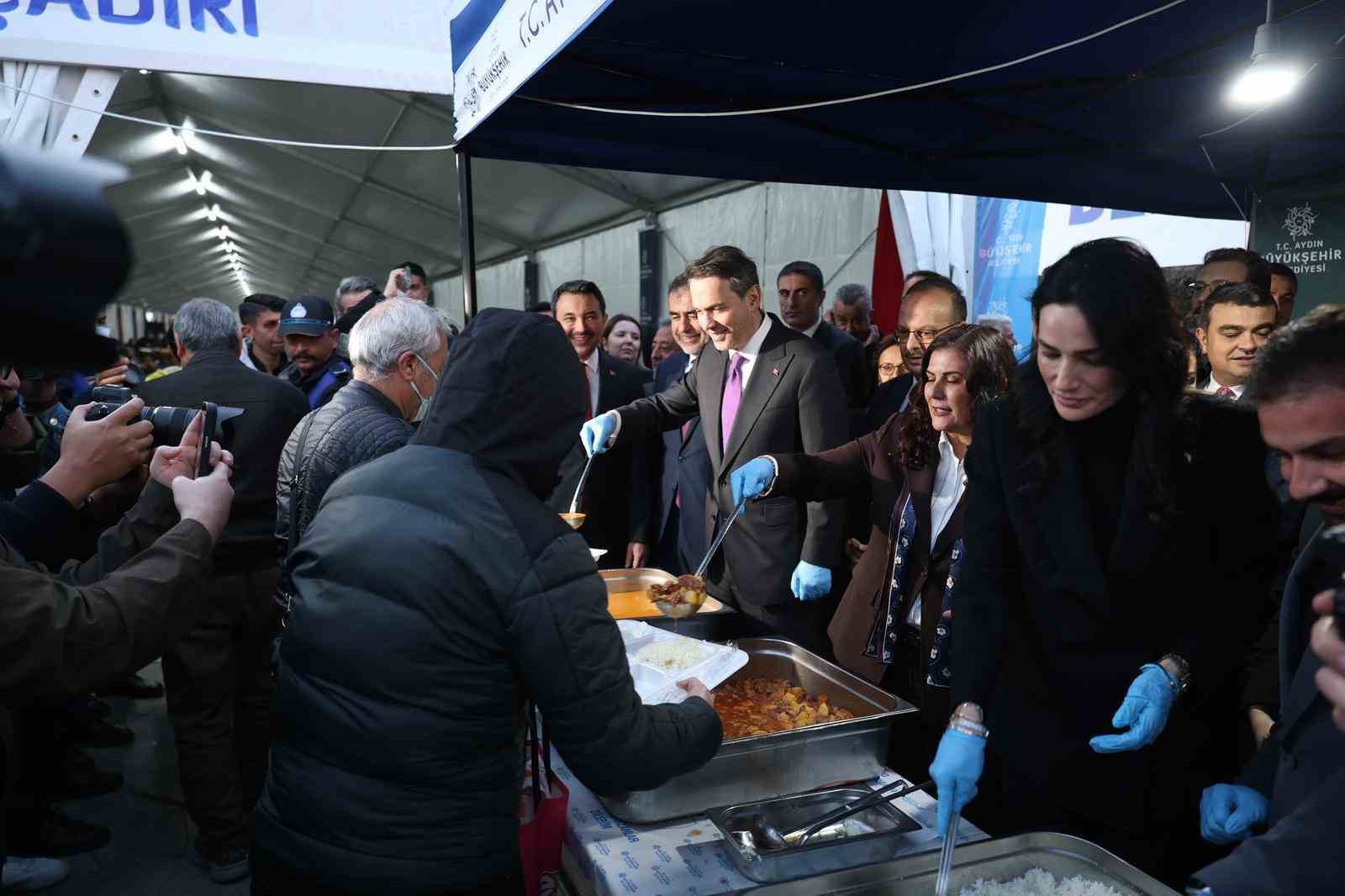 Başkan Çerçioğlu, Bakan Bayraktar ile birlikte iftarda vatandaşlarla bir araya geldi
Başkan Çerçioğlu, Bakan Bayraktar ile birlikte iftarda vatandaşlarla bir araya geldi