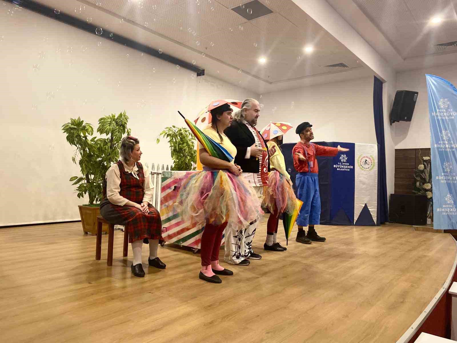 Başkan Çerçioğlu, İncirliova’da çocukları tiyatro ile buluşturdu
