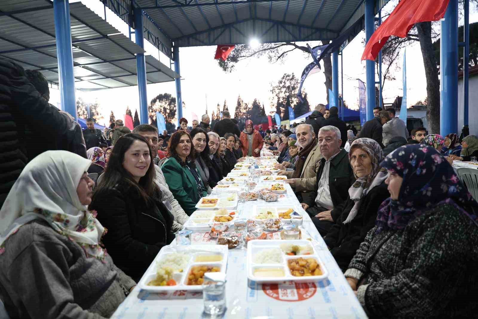 Başkan Çerçioğlu İncirliova’da kurulan iftar sofrasında vatandaşlarla bir araya geldi
Başkan Çerçioğlu İncirliova’da kurulan iftar sofrasında vatandaşlarla bir araya geldi