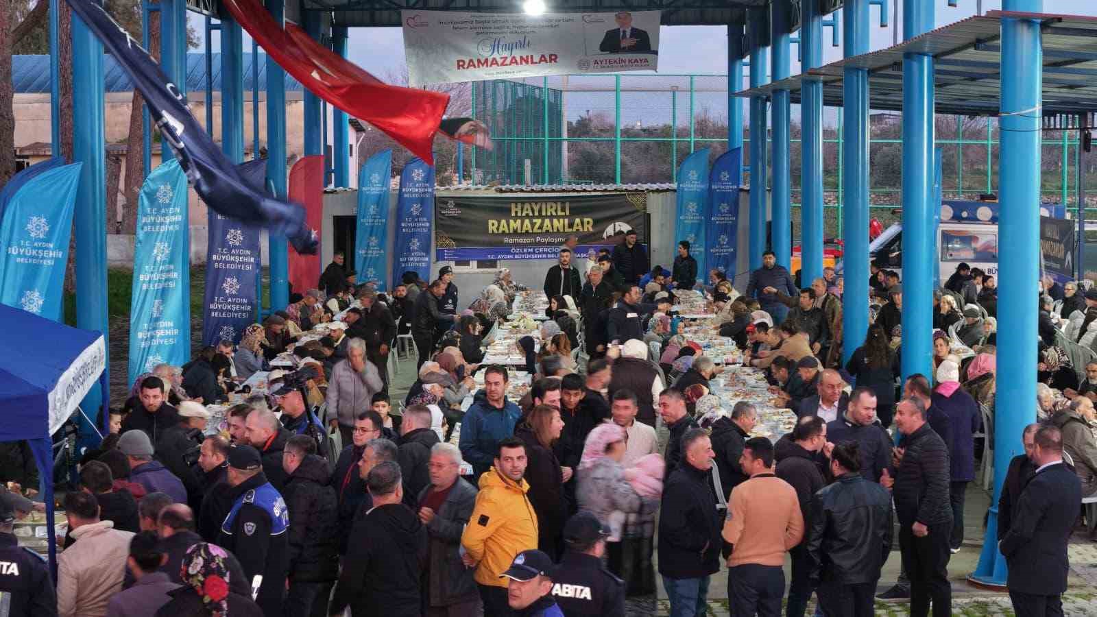 Başkan Çerçioğlu İncirliova’da kurulan iftar sofrasında vatandaşlarla bir araya geldi
Başkan Çerçioğlu İncirliova’da kurulan iftar sofrasında vatandaşlarla bir araya geldi