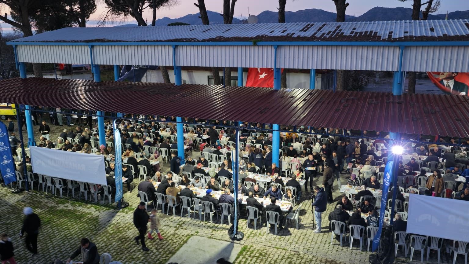 Başkan Çerçioğlu İncirliova’da kurulan iftar sofrasında vatandaşlarla bir araya geldi
Başkan Çerçioğlu İncirliova’da kurulan iftar sofrasında vatandaşlarla bir araya geldi