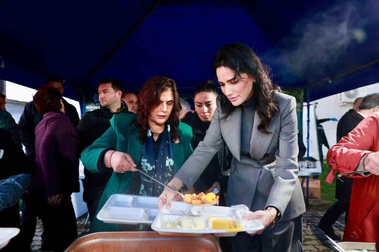 Başkan Çerçioğlu İncirliova’da kurulan iftar sofrasında vatandaşlarla bir araya geldi
Başkan Çerçioğlu İncirliova’da kurulan iftar sofrasında vatandaşlarla bir araya geldi