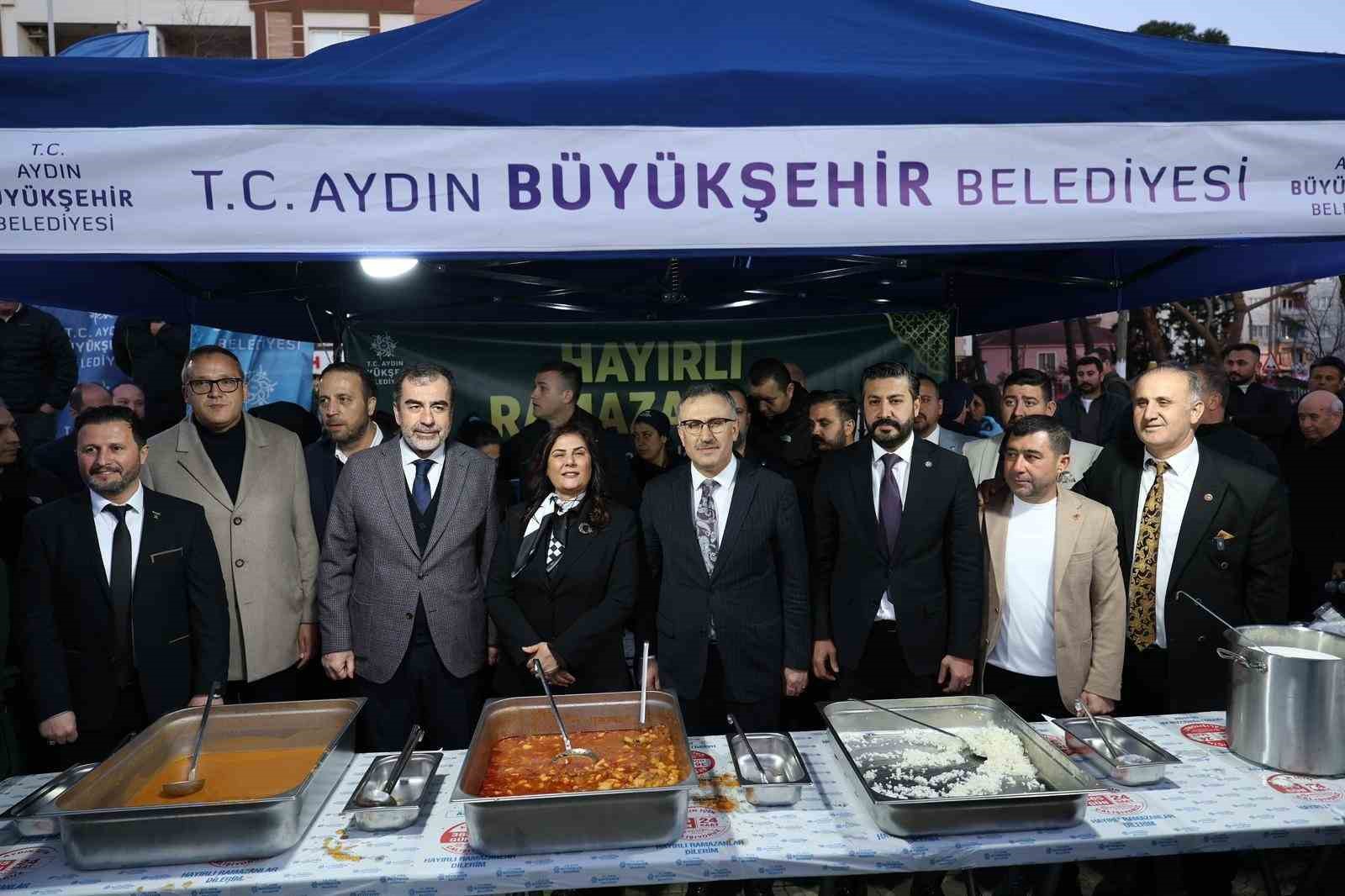 Başkan Çerçioğlu, İncirliova’da vatandaşlarla iftar sofrasında buluştu
Başkan Çerçioğlu, İncirliova’da vatandaşlarla iftar sofrasında buluştu